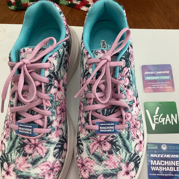 Skechers multi floral sneaker size 8, brand new - Picture 1 of 3
